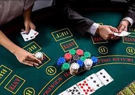 Aplikasi mobile ug dewa menampilkan slot Aviator dan live dealer